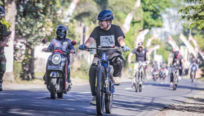 Foto: Bupati Jember Hendy Siswanto bersepeda kala menghadiri kegiatan Jember Berbagi di Desa Cangkring Kecamatan Ajung.