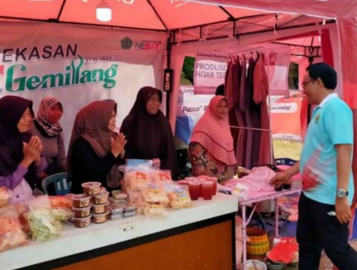 Foto: Bupati Pamekasan H. Baddrut Tamam bersama rombongan saat melakukan kunjungan di stan Disperindag.