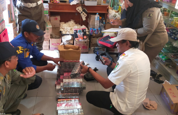 Foto: Satpol PP Sumenep bersama tim gabungan saat melakukan pendataan keberadaan rokok ilegal.
