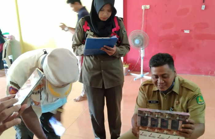 Foto: Satpol PP Sumenep bersama tim lapangan saat melaksanakan pendataan keberadaan rokok ilegal.