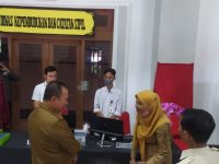 Foto: Bupati Jember Hendy Siswanto di depan konter Disdukcapil di Mall Pelayanan Publik.