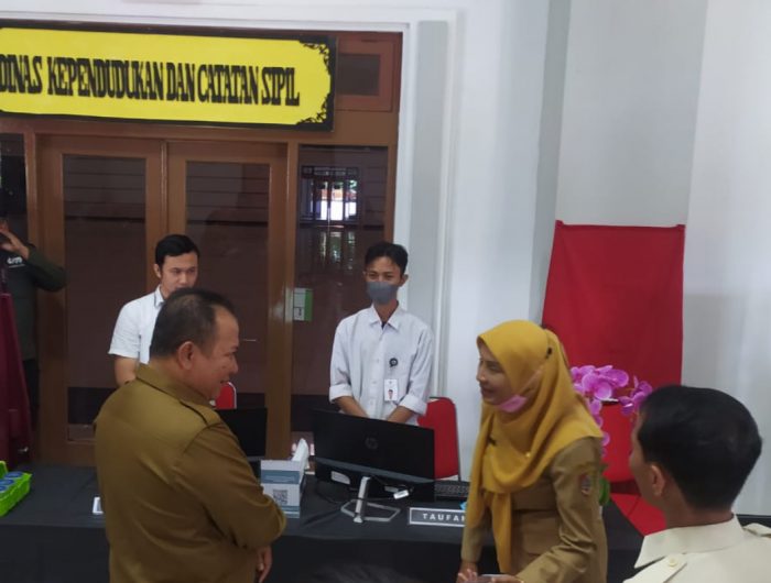 Foto: Bupati Jember Hendy Siswanto di depan konter Disdukcapil di Mall Pelayanan Publik.