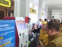 Foto: Bupati Jember Hendy Siswanto mencoba mesin ADM milik Disdukcapil di MPP.