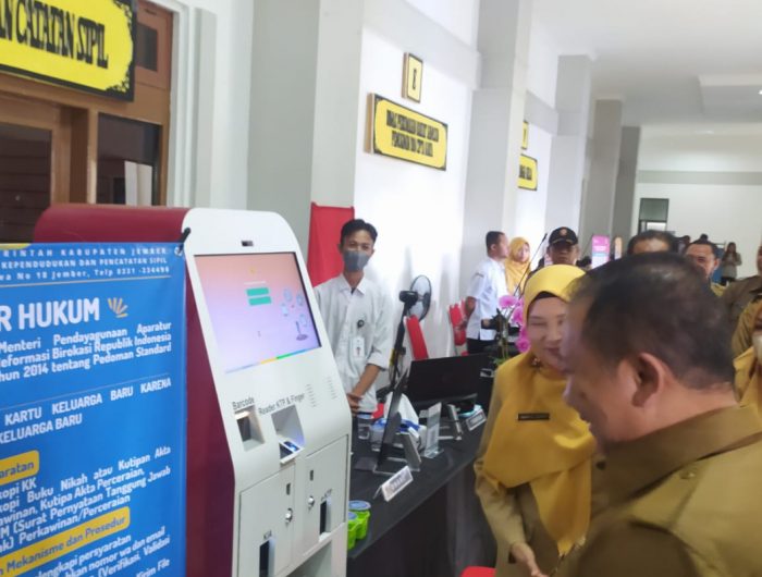 Foto: Bupati Jember Hendy Siswanto mencoba mesin ADM milik Disdukcapil di MPP.