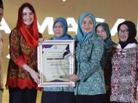 Foto: Ketua Forikan Sumenep Nia Kurnia Fauzi, menerima piagam dari Ketua Forikan Jawa Timur, Arumi Bachsin Dardak.