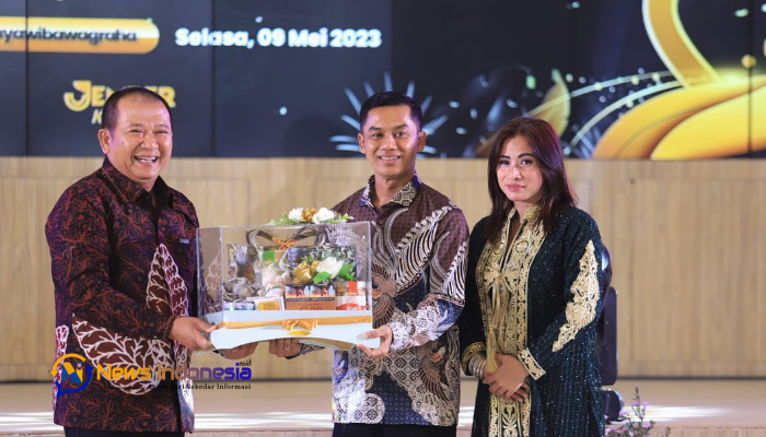 Foto: Bupati Jember Hendy Siswanto dan Kapolres AKBP Hery Purnomo saat pisah sambut.
