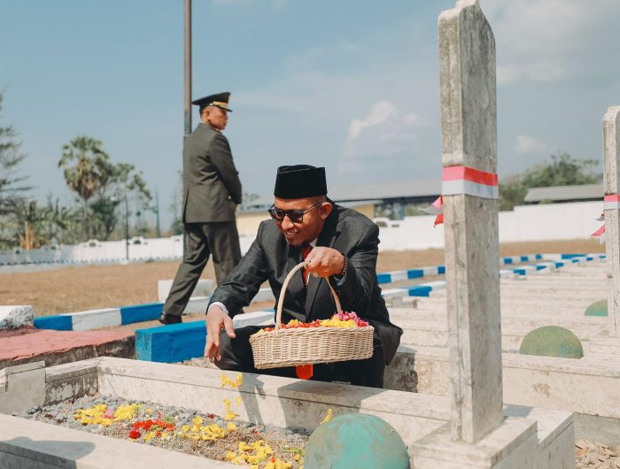 Foto: Bupati Sumenep H. Achmad Fauzi Wongsojudo saat nyekar pada Peringatan Hari Pahlawan 2023, di Taman Makam Pahlawan Jokotole.