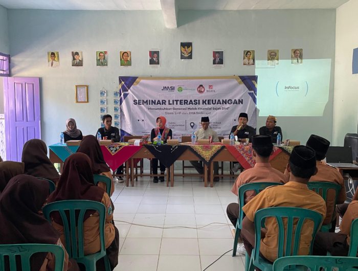 FOTO: JMSI Sumenep bekerjasama dengan BPRS Bhakti Sumekar Perseroda menggelar seminar literasi keuangan di Yayasan Ponpes Al-Ittihad, Desa Lembung Timur, Kecamatan Lenteng, Kabupaten Sumenep, Sabtu (13/9/2025).
